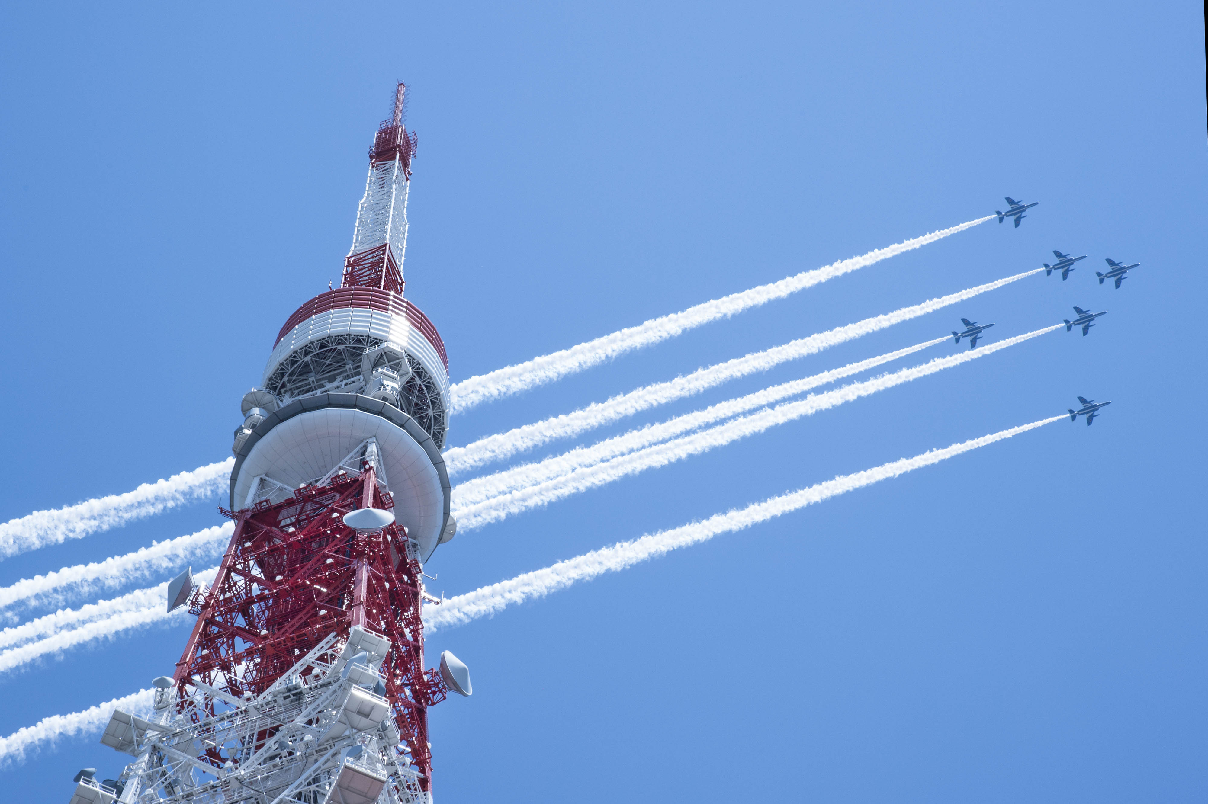 5月29日　医療従事者への敬意と感謝をしめすため、ブルーインパルスが東京上空を飛行した。
