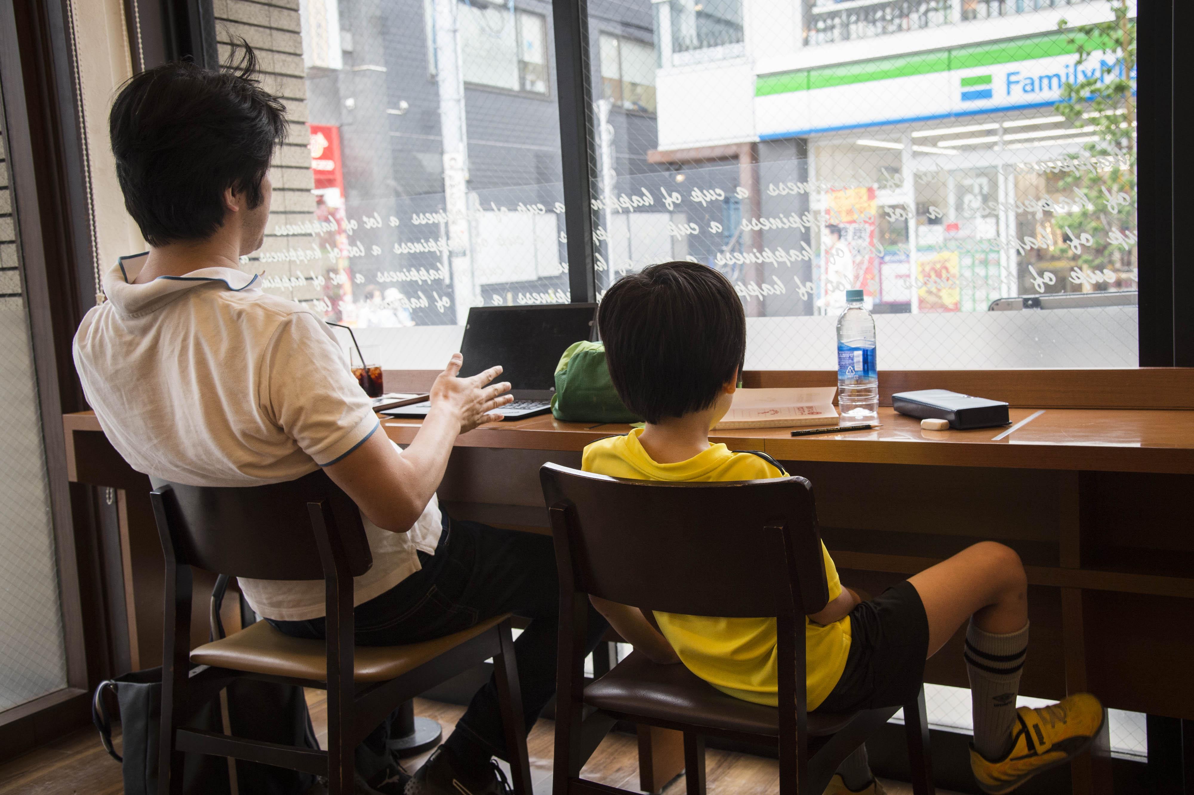 神楽坂のカフェで過ごす父子